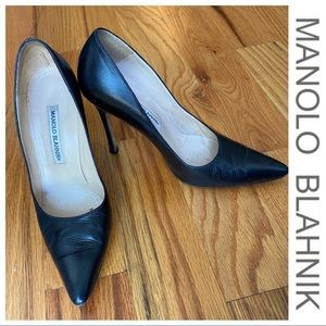 Vintage Manolo Blahnik classic black leather pumps